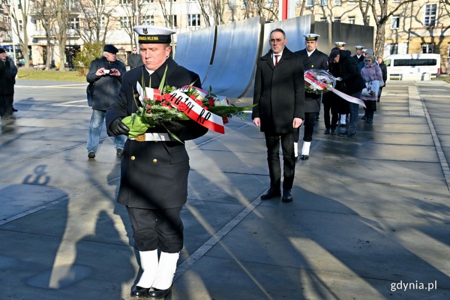 Na pierwszym planie marynarz trzymający w ręku wiązankę kwiatów. Za nim: Grzegorz Kuleta - dyrektor biura senatorskiego senatora Sławomira Rybickiego podczas uroczystości z okazji 81. rocznicy utworzenia AK, które odbyły się na skwerze Kościuszki // fot. Magdalena Czernek