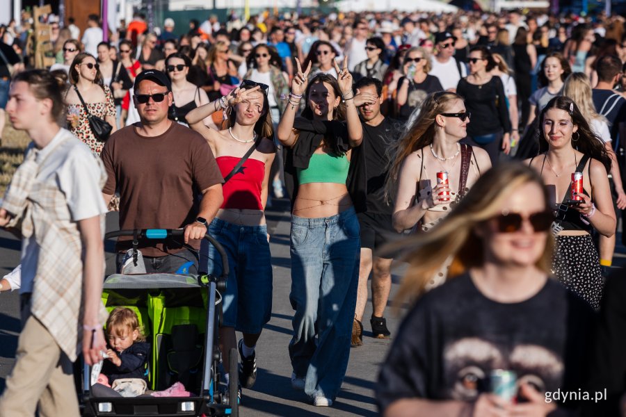 Uczestnicy Open'er Festivalu spacerujący po miasteczku festiwalowym // fot. Karol Stańczak