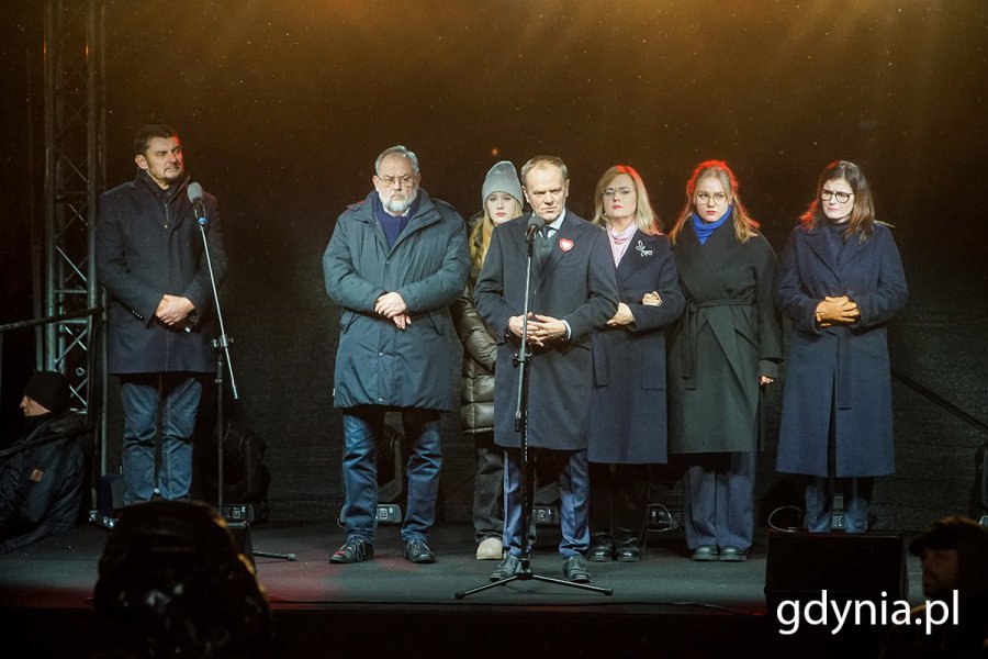 Na zdj. na scenie stoją (od prawej): prezydent Gdańska Aleksandra Dulkiewicz, Antonina Adamowicz, Magdalena Adamowicz, premier Donald Tusk, Teresa Adamowicz i Piotr Adamowicz, brat zamordowanego prezydenta