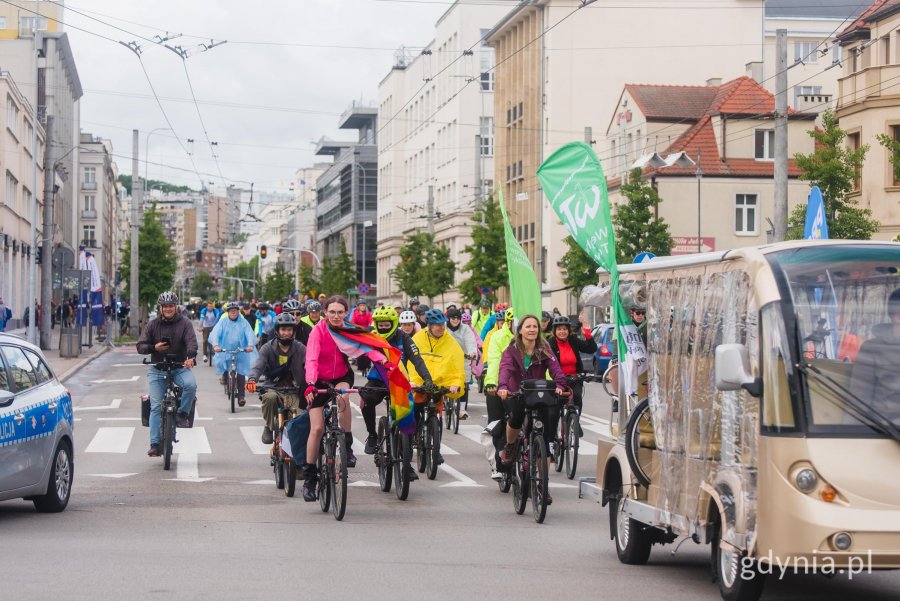 Peleton P&oacute;łnocny przejechał przez Gdynię, by zatrzymać się pod Pomnikiem Polski Morskiej, a następnie wyruszyć w kierunku Sopotu 