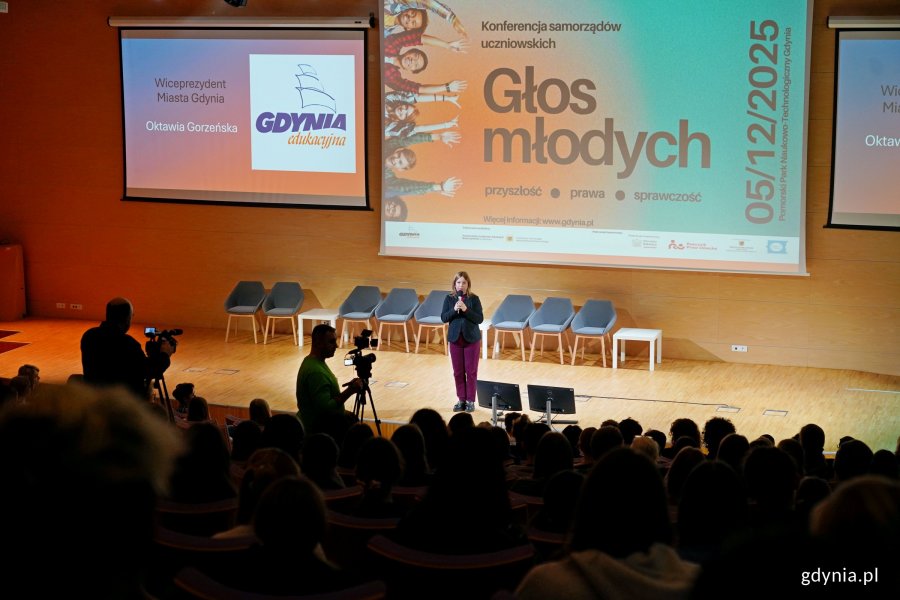 Wiceprezydentka Gdyni Oktawia Gorzeńska przemawiająca podczas konferencji „Głos młodych: sprawczość, prawa, przyszłość” 