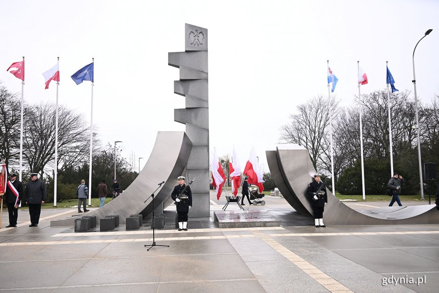 Posterunek honorowy przed Pomnikiem Polski Morskiej podczas uroczystości z okazji 98. urodzin Gdyni 