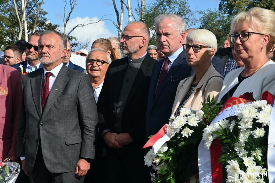 Od lewej: Wojciech Szczurek -  prezydent Gdyni, Michał Guć - wiceprezydent Gdyni, senator Sławomir Rybicki, Joanna Zielińska - przewodnicząca Rady Miasta Gdyni podczas uroczyści z okazji 42. rocznicy strajków sierpniowych, które odbyły się przed pomnikiem Ofiar Grudnia '70 // fot. Magdalena Czernek