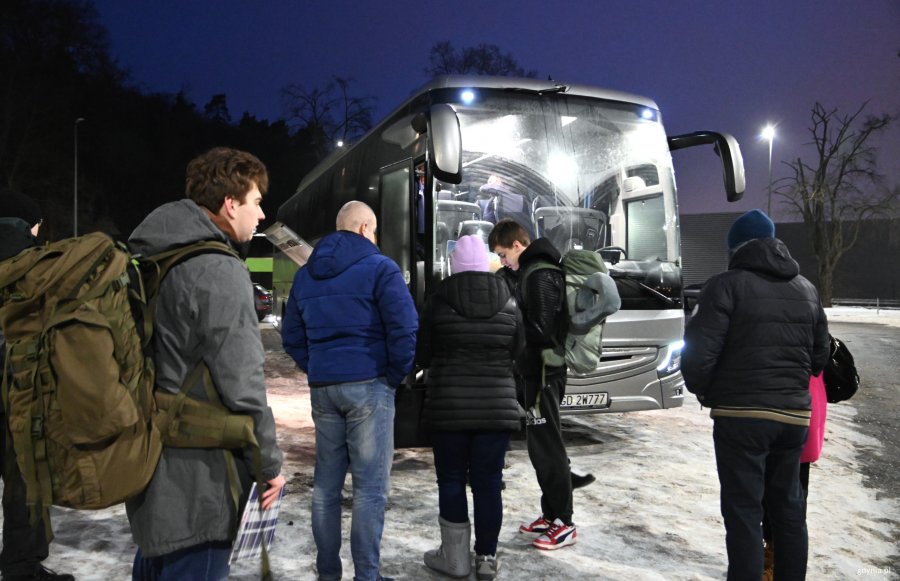 Młodzież z plecakami przed autokarem