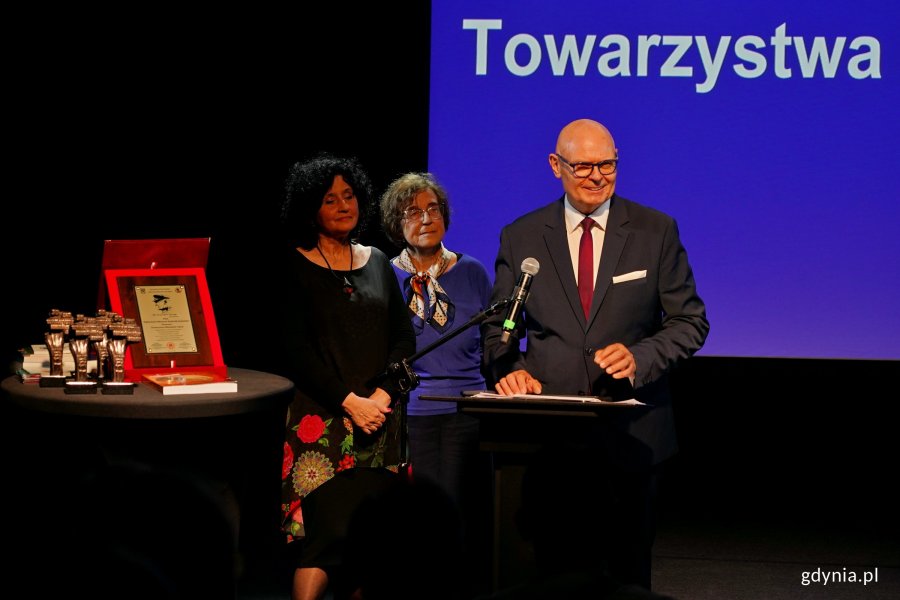 Od prawej: Wojciech Kodłubański &ndash; prezes Towarzystwa Miłośnik&oacute;w Gdyni, Maria Ewa Domaradzka oraz Bogna Szpiller &ndash; wiceprezeski Towarzystwa Miłośnik&oacute;w Gdyni podczas uroczystości z okazji 50-lecia organizacji