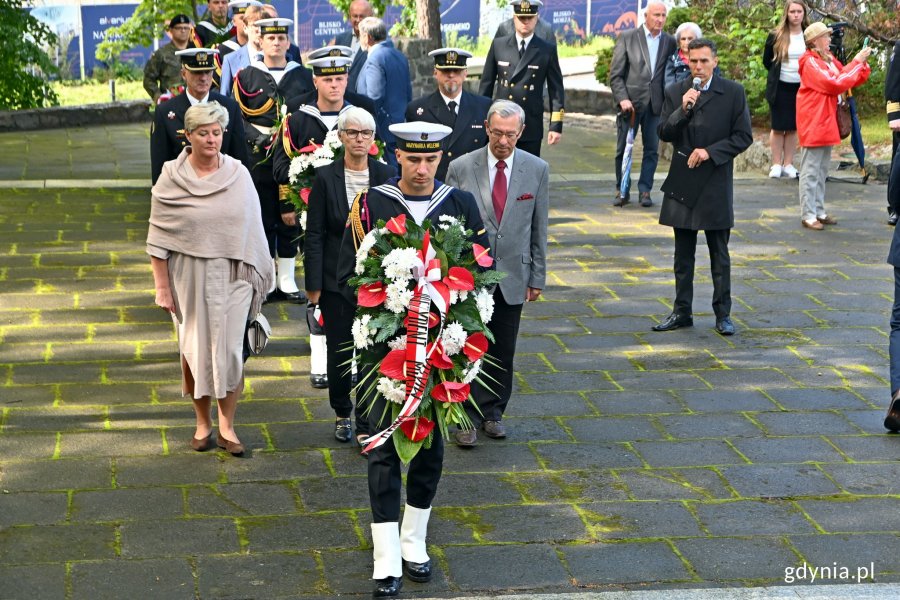 Od lewej: radna Elżbieta Raczyńska, Joanna Zielińska - przewodnicząca Rady Miasta Gdyni oraz radny Zenon Roda złożyli kwiaty przed pomnikiem Obrońców Wybrzeża na Cmentarzu Wojennym w Gdyni // fot. Magdalena Czernek