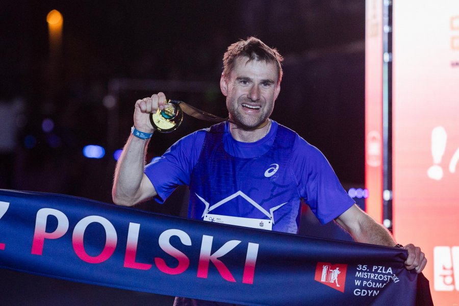 Adam Nowicki sięgnął po tytuł Mistrza Polski w p&oacute;łmaratonie (fot. Karol Stańczak)