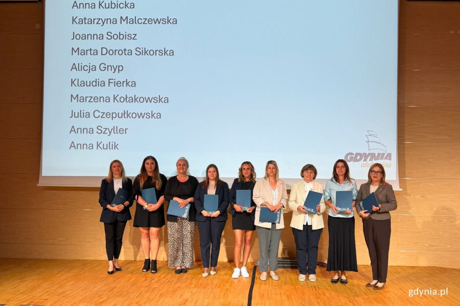 Osoby na scenie pozujace po wręczeniu nominacji