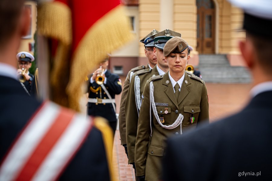 Uroczystość promocji na stopnie oficerskie dla absolwentów kursów oficerskich na Akademii Marynarki Wojennej w Gdyni (fot. Kamil Złoch)