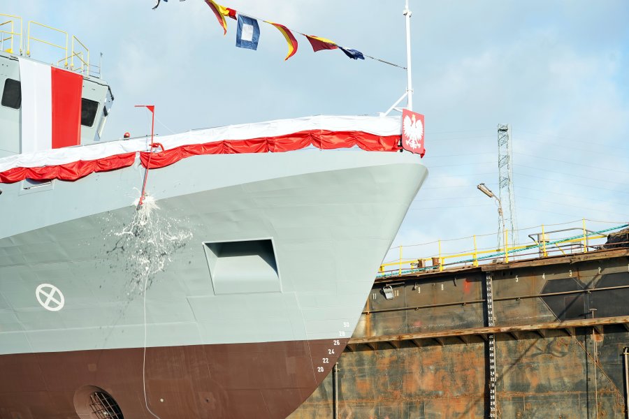 Butelka rozbijająca się o kadłub podczas chrztu okrętu ORP „Czajka” 