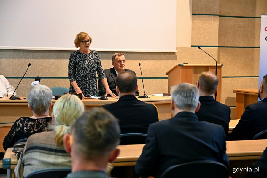Jolanta Pacer, prezes oddziału rejonowego Polskiego Czerwonego Krzyża w Gdyni otwierająca spotkanie z okazji Dni Honorowego Krwiodawstwa Polskiego Czerwonego Krzyża