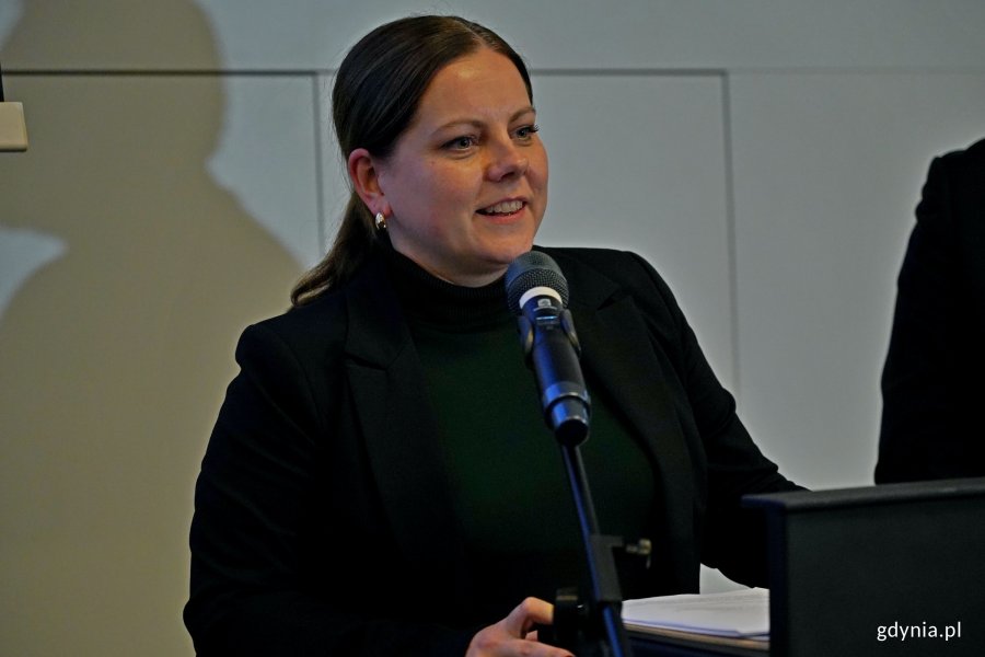 Prezydent Gdyni Aleksandra Kosiorek przewodniczący Komitetu Honorowego Obchodów 100-lecia Gdyni przemawiająca podczas spotkania Komitetu Honorowego Obchodów 100-lecia Gdyni 