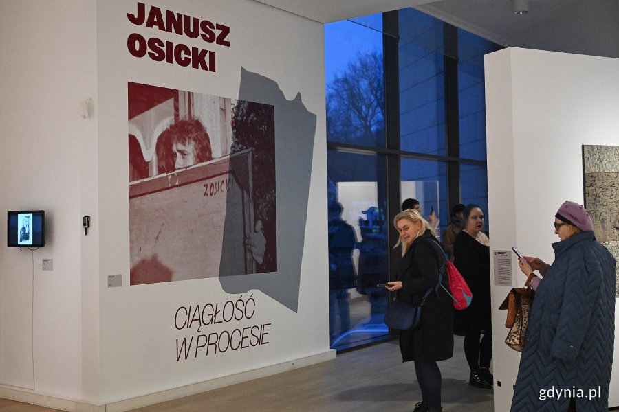 Uczestnicy wernisażu wystawy Janusza Osickiego &bdquo;Ciągłość w procesie&rdquo;
