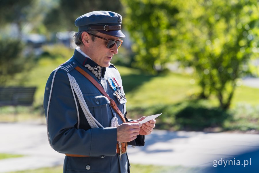 Mężczyzna w historycznym mundurze