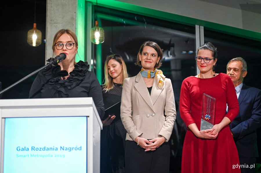 Magdalena Adamowicz odbiera honorową nagrodę przyznaną Pawłowi Adamowiczowi. Wręczyły ją prezydent Gdańska Aleksandra Dulkiewicz oraz wiceprezydent Gdyni Katarzyna Gruszecka-Spychała // fot. Dawid Linkowski