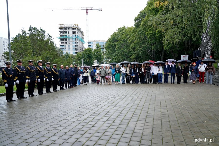 Uczestnicy zgromadzeni podczas  uroczystości  z okazji 87. rocznicy wybuchu II wojny światowej na Cmentarzu Wojennym w Redłowie 
