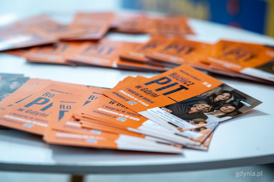 Stoisko informacyjne loterii &bdquo;Rozlicz PIT w Gdyni&rdquo; w Centrum Handlowym Batory (fot. Kamil Złoch)