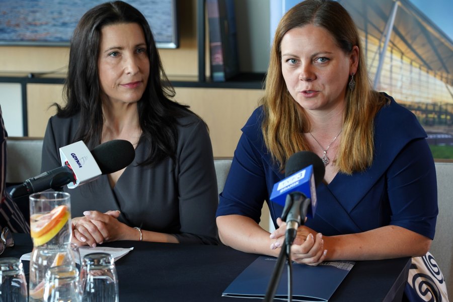 Od prawej: Aleksandra Kosiorek, prezydent Gdyni i Dorota Dmuchowska, członek zarządu LOT ds. operacyjnych