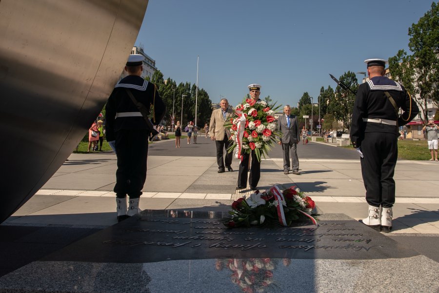 Złożenie kwiatów pod pomnikiem Polski Morskiej // fot. Anna Rezulak