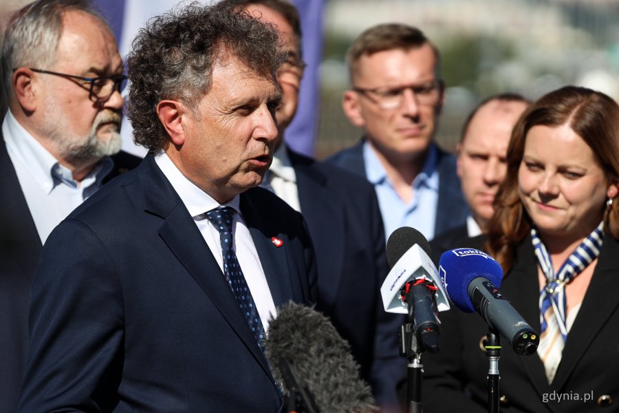 Wiceminister Jacek Karnowski podczas briefingu na Estakadzie Kwiatkowskiego (fot. Kamil Złoch)