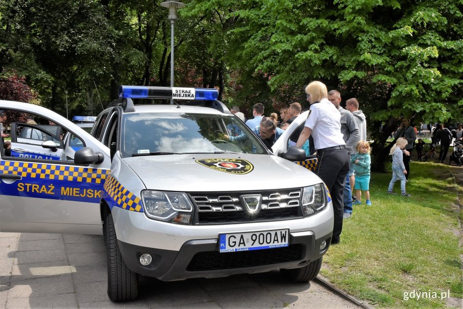 Najmłodsi mieszkańcy mogli się poczuć jak policjanci lub strażnicy miejscy i zasiąść w pojazdach służbowych // fot. Magdalena Czernek
