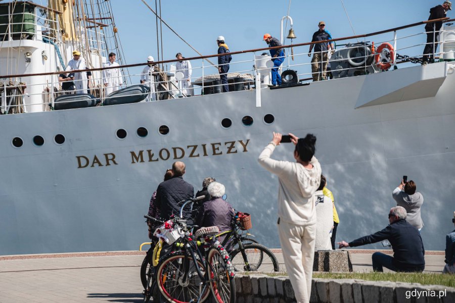 Wypłynięcie Daru Młodzieży z portu w Gdyni, fot. Kamil Złoch