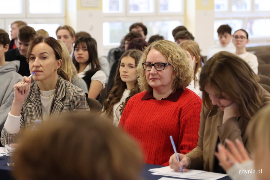 Debata Oksfordzka z tezą: „Szkoła częściej narusza prawa dziecka, niż je chroni”, na zdjęciu jury debaty: wicedyrektorka Małgorzata Remplewicz – Ciborowska, Agnieszka Wilkanowska-Szczęsna, Małgorzata Wyszyńska z IALO w Gdyni (fot. Katarzyna Balcerzak)