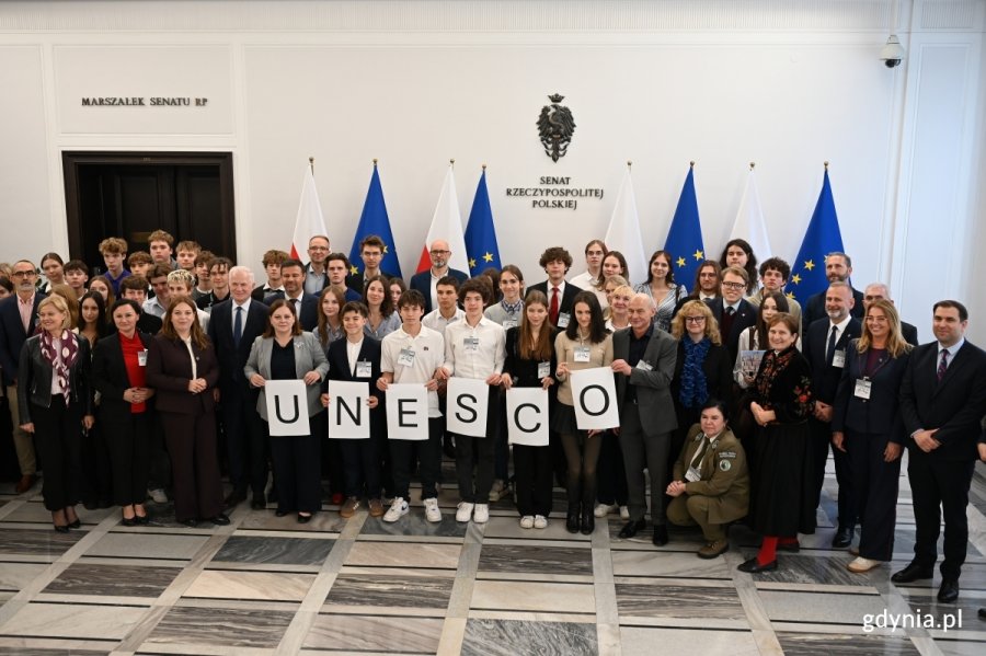 Konferencja &bdquo;Polityka państwa polskiego wobec materialnego i niematerialnego dziedzictwa wpisanego na Listę Światowego Dziedzictwa UNESCO w Senacie RP. Wsp&oacute;lne zdjęcie uczestnik&oacute;w konferencji. (fot. Łukasz Kamasz/gdynia.pl)