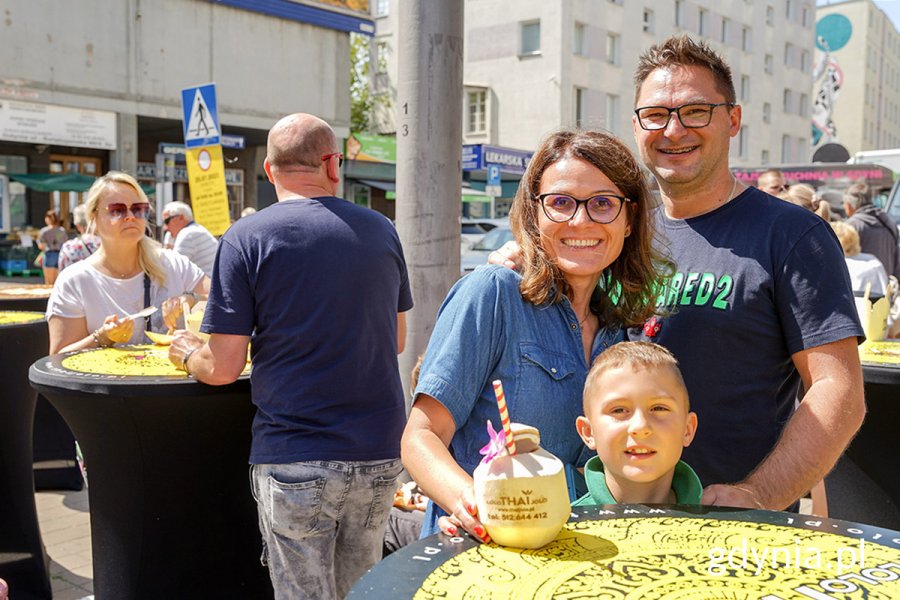 Kobieta, mężczyzna i dziecko przy stoliku