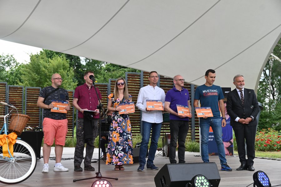 Zdobywcy voucherów na Open'er Festival z prezydentem Wojciechem Szczurkiem. Fot. Magdalena Śliżewska