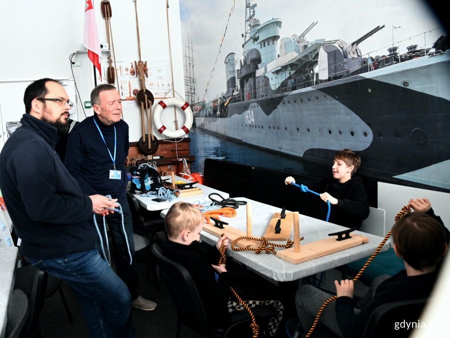 Prowadzący i uczestnicy warsztatów wiązania węzłów marynarskich w Muzeum Marynarki Wojenne