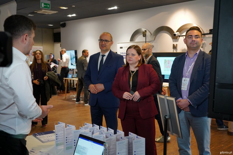 Przy jednym ze stoisk m.in. wicewojewoda pomorski Emil Rojek, prezydent Gdyni Aleksandra Kosiorek i Piotr Wiśniewski, dyrektor GCI