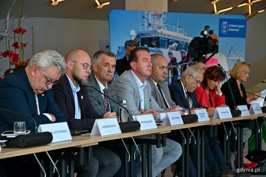Senatorowie podczas obrad komisji senackich w Gdyni