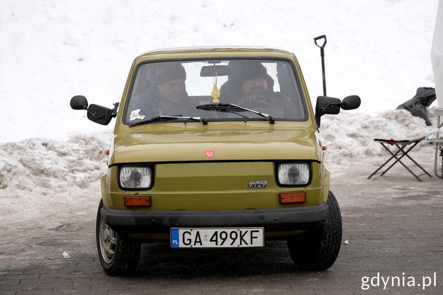 Fiat 126p z kierowcą i pasażerami podczas przejazdu po Skwerze Arki Gdynia