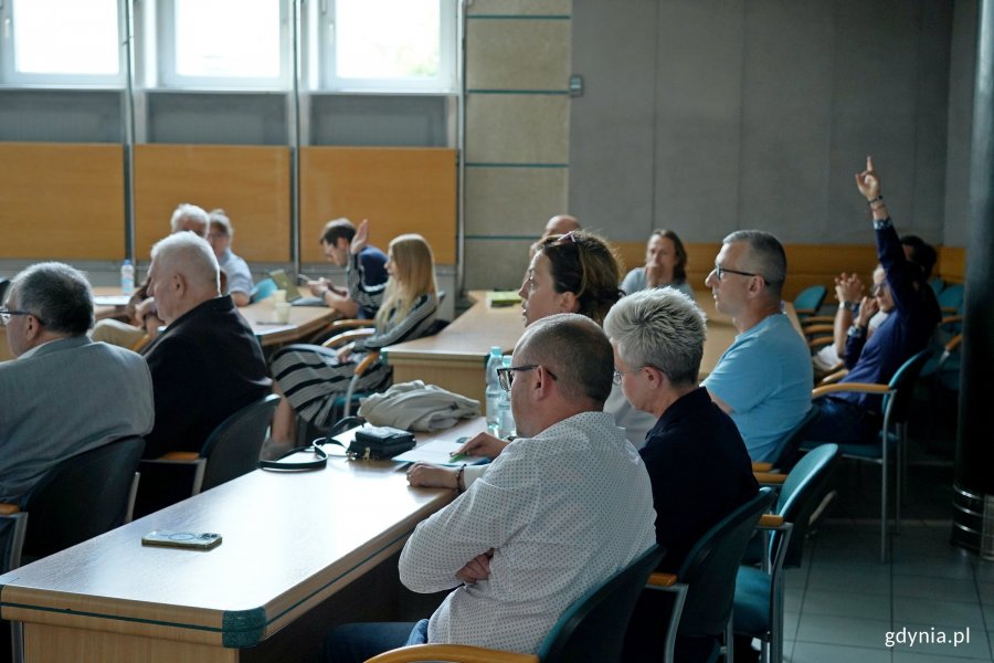 Uczestnicy spotkania w sprawie projektu zagospodarowania przestrzennego części dzielnicy Oksywie w sali obrad Rady Miasta Gdyni 