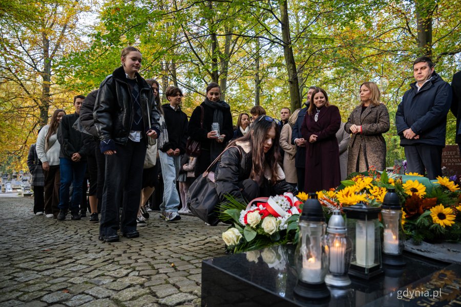 25. rocznica śmierci Franciszki Cegielskiej. Kwiaty przed grobem prezydent Gdyni składają uczniowie ZSP nr 3 (fot. Kamil Złoch)