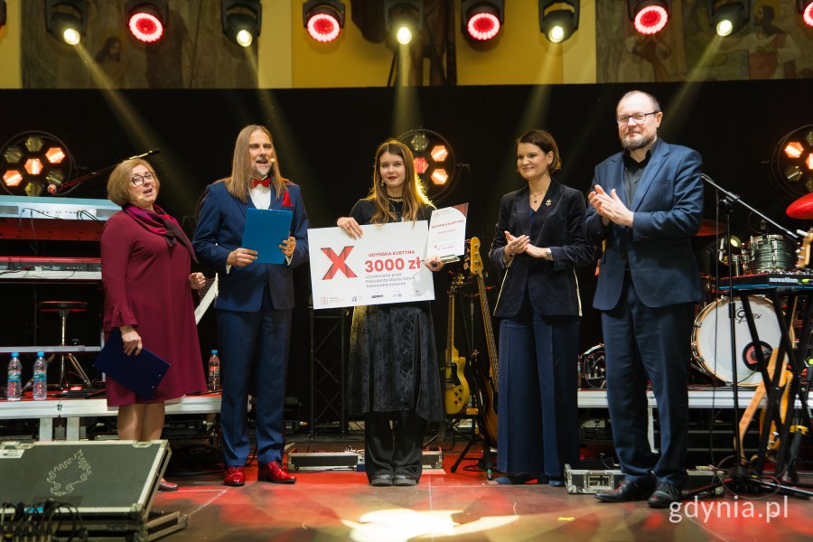 Gala finałowa X edycji Przeglądu Teatrów Amatorskich „Kurtyna” w gdyńskim Małym Kacku. Na scenie m.in. laureaci jednej z nagród, przedstawiciele stowarzyszenia KACK, Katarzyna Gruszecka-Spychała, Mariusz Bzdęga i ks. Mariusz Lach (fot. Paweł Budziński)