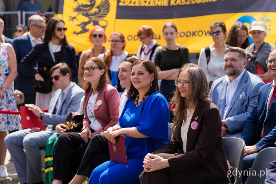 Na zdjęciu m.in. (od prawej, w pierwszym rzędzie): ministra Agnieszka Dziemianowicz-Bąk, prezydent Gdyni Aleksandra Kosiorek, wojewoda pomorska Beata Rutkiewicz, posłanka Wioleta Tomczak, radny Gdyni Marek Dudziński. Z tyłu: przewodniczący Rady Miasta Gdyni Tadeusz Szemiot i wicewojewoda pomorski Emil Rojek