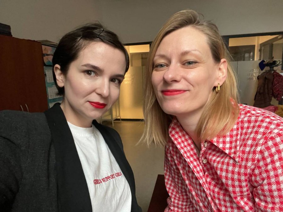 Kobiety w pomieszczeniu biurowym