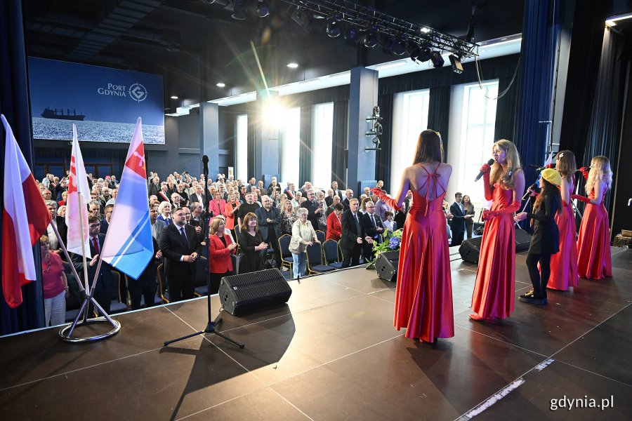 Uroczystość wręczenia odznak honorowych w Sali Koncertowej Portu Gdynia w ramach gdyńskich obchodów 45. rocznicy zakończenia strajków i podpisania porozumień sierpniowych (fot. Michał Puszczewicz)