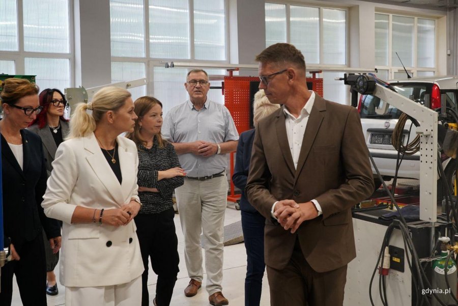 Ministra edukacji zwiedziła zaplecze techniczne szkoły. Na zdjęciu m.in.: dyrektor CKZiU nr 1 Rafał Miłosz, wiceprezydentka Gdyni Oktawia Gorzeńska, ministra edukacji Barbara Nowacka (fot. Magdalena Starnawska)