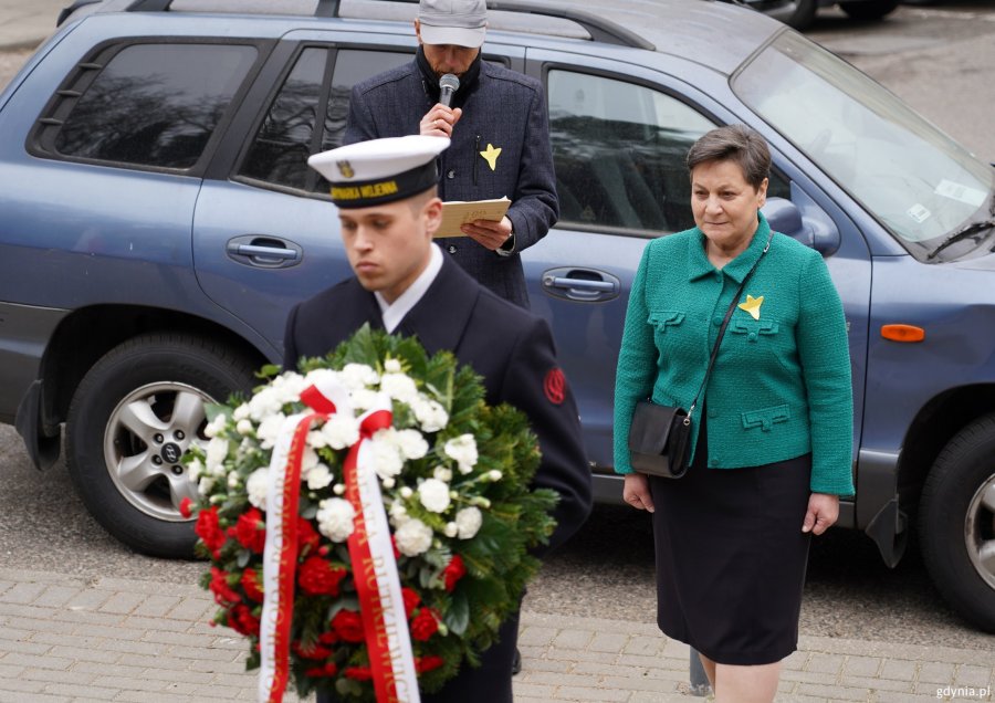 Kwiaty składa Alina Baaske &ndash; pełnomocniczka wojewody pomorskiej ds. integracji środowisk kombatanckich i koordynacji ich działań