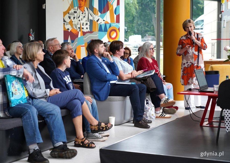 Publiczność spotkania, w pierwszym rzędzie radny Dominik Aziewicz