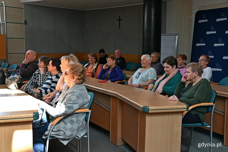 Seniorzy z Centrum Aktywności Seniora podczas spotkania z samorządowcami w Urzędzie Miasta Gdyni 
