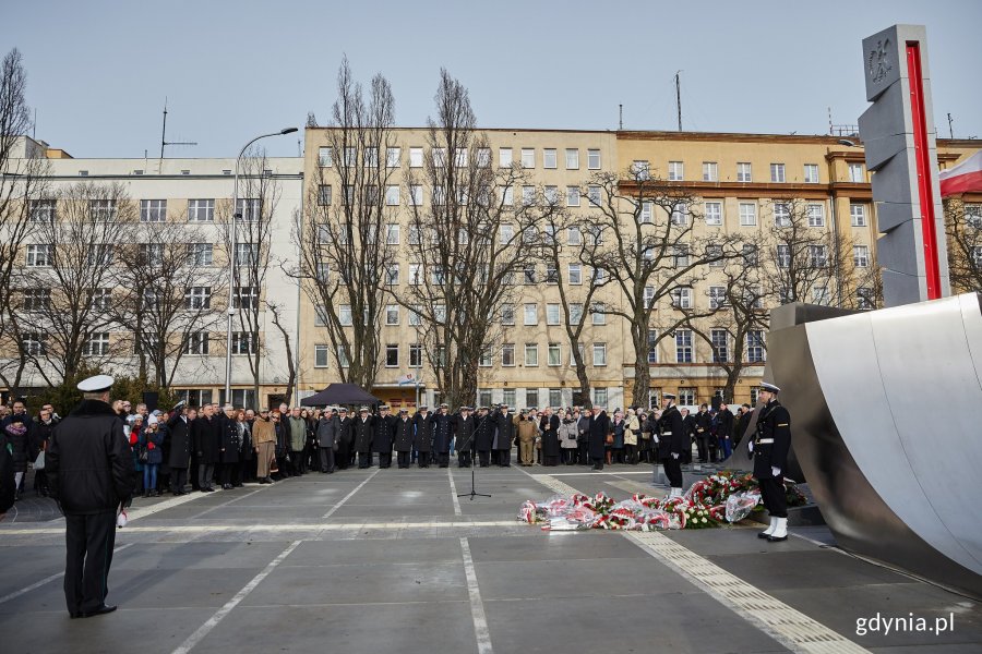 Uroczystości oficjalne pod pomnikiem Polski Morskiej z okazji 93. rocznicy nadania praw miejskich, fot. Dawid Linkowski