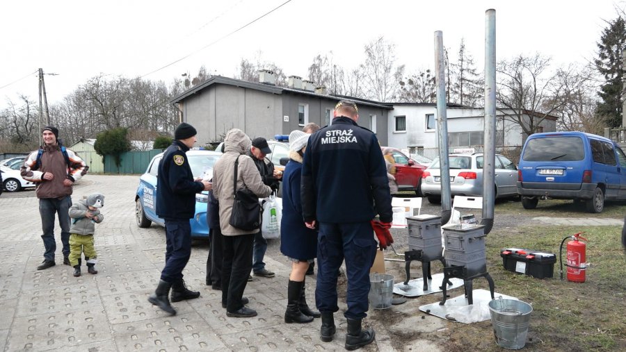 Strażnicy miejscy pokazują i tłumaczą, jak prawidłowo i ekonomicznie palić w piecu // fot. materiały prasowe