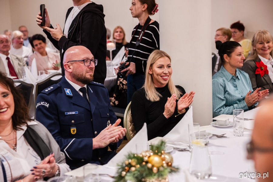 Przy stole m.in. radne Gdyni Anna Salomon i Emilia Rogała oraz Bożena Zglińska, dyrektorka Centrum Aktywności Seniora  (fot. Karol Stańczak)