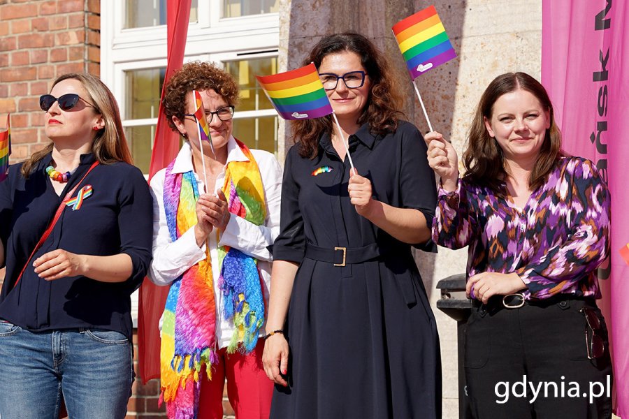 Od prawej: Aleksandra Kosiorek - prezydent Gdyni, Aleksandra Dulkiewicz - prezydent Gdańska i Magdalena Czarzyńska-Jachim - prezydent Sopotu podczas IX Trójmiejskiego Marszu Równości 