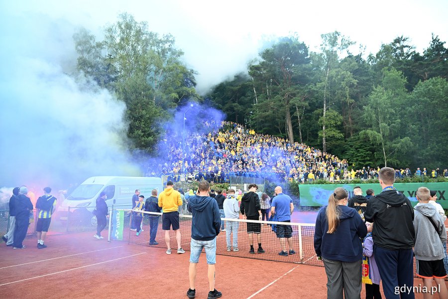 XII Spotkanie Międzypokoleniowe kibiców Arki Gdynia na słynnej „Górce” przy ulicy Ejsmonda - kibice uczestniczący w wydarzeniu (fot. Michał Puszczewicz)