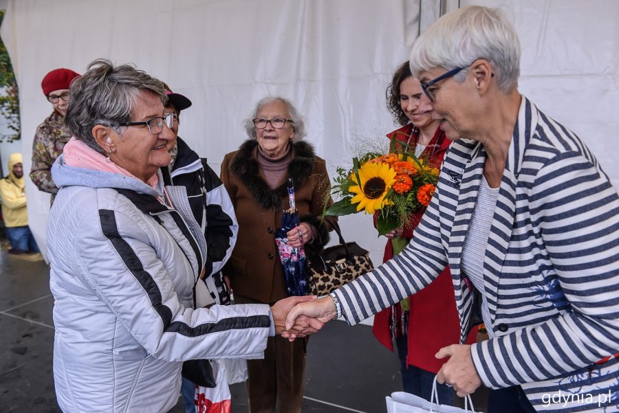 Przewodnicząca gdyńskiej Rady Miasta Joanna Zielińska wręczała nagrody laureatom konkursu "Gdynia w kwiatach" // fot. Przemek Świderski